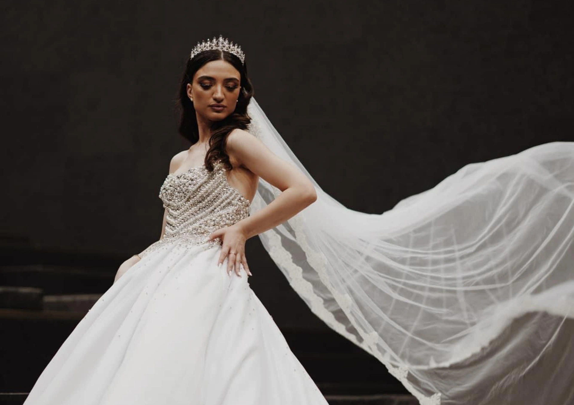 ელეგანტურობის სიმბოლო: ხელნაკეთი საქორწილო კაბა